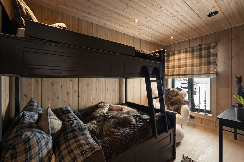 Wsp&oacute;łczesny azyl w tradycyjnym norweskim g&oacute;rskim krajobrazie