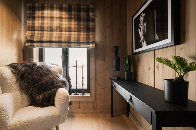 Wsp&oacute;łczesny azyl w tradycyjnym norweskim g&oacute;rskim krajobrazie