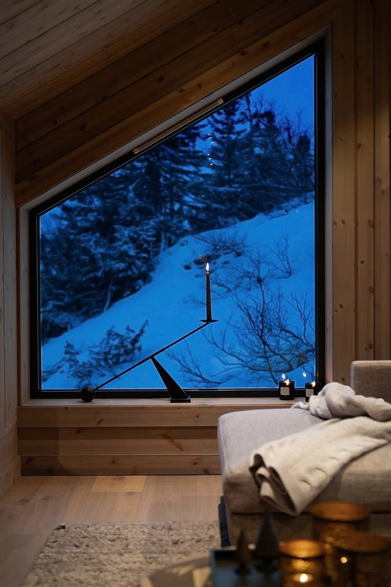 Wsp&oacute;łczesny azyl w tradycyjnym norweskim g&oacute;rskim krajobrazie