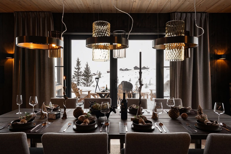 Wsp&oacute;łczesny azyl w tradycyjnym norweskim g&oacute;rskim krajobrazie