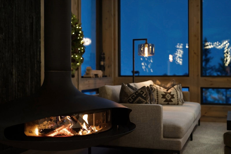 Wsp&oacute;łczesny azyl w tradycyjnym norweskim g&oacute;rskim krajobrazie