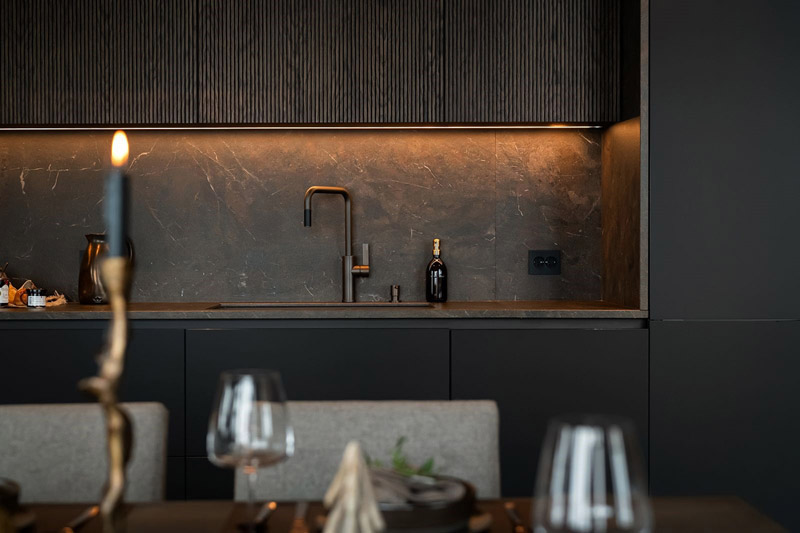 Wsp&oacute;łczesny azyl w tradycyjnym norweskim g&oacute;rskim krajobrazie