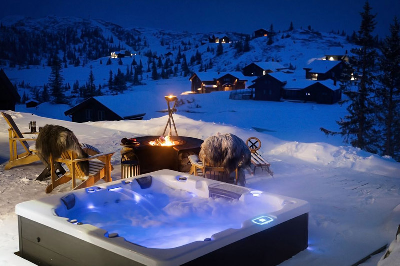 Wsp&oacute;łczesny azyl w tradycyjnym norweskim g&oacute;rskim krajobrazie