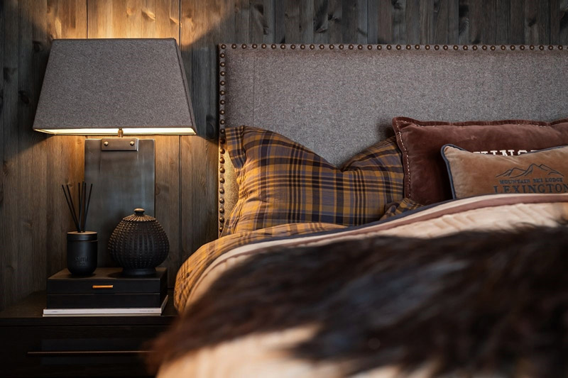 Wsp&oacute;łczesny azyl w tradycyjnym norweskim g&oacute;rskim krajobrazie