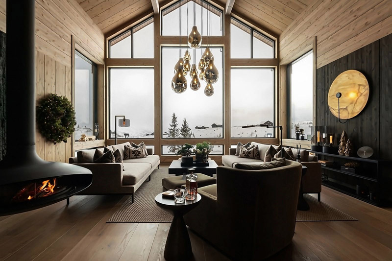 Wsp&oacute;łczesny azyl w tradycyjnym norweskim g&oacute;rskim krajobrazie