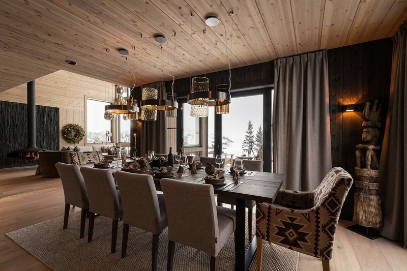 Wsp&oacute;łczesny azyl w tradycyjnym norweskim g&oacute;rskim krajobrazie