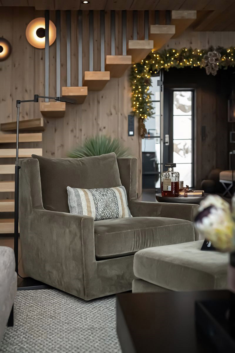 Wsp&oacute;łczesny azyl w tradycyjnym norweskim g&oacute;rskim krajobrazie