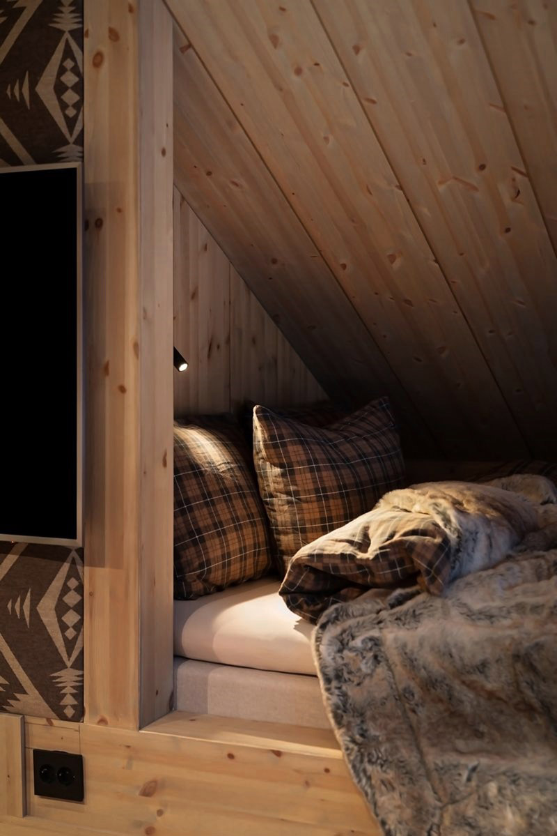 Wsp&oacute;łczesny azyl w tradycyjnym norweskim g&oacute;rskim krajobrazie