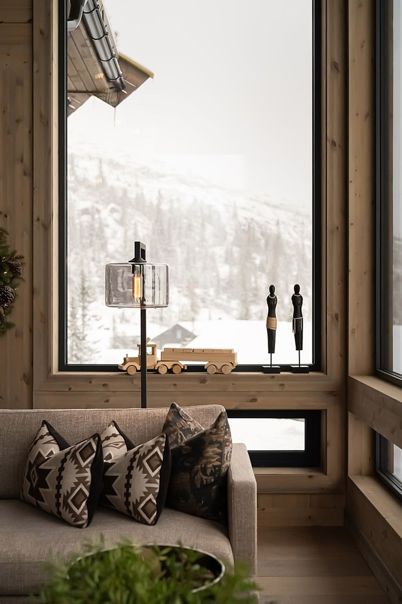 Wsp&oacute;łczesny azyl w tradycyjnym norweskim g&oacute;rskim krajobrazie