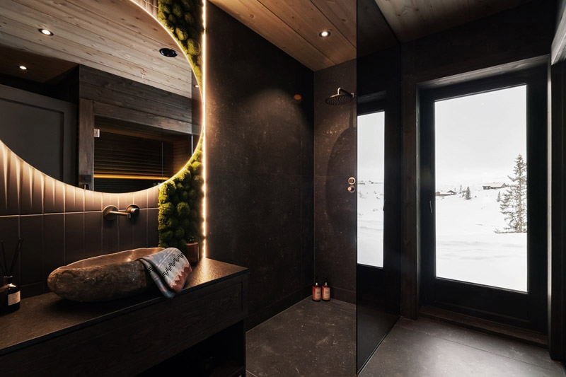 Wsp&oacute;łczesny azyl w tradycyjnym norweskim g&oacute;rskim krajobrazie