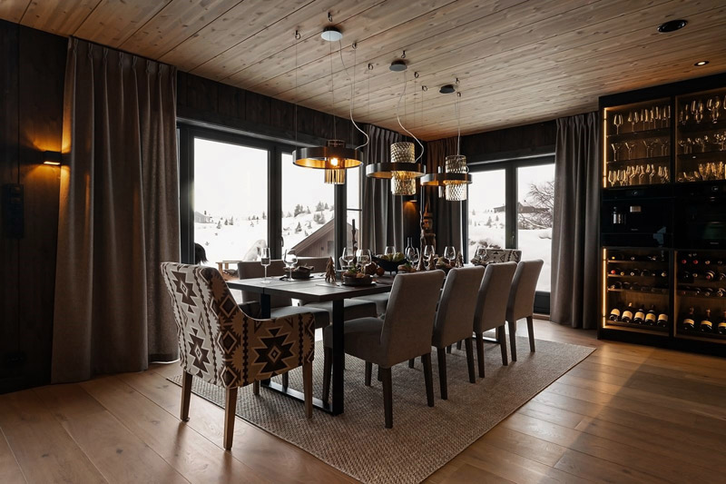 Wsp&oacute;łczesny azyl w tradycyjnym norweskim g&oacute;rskim krajobrazie