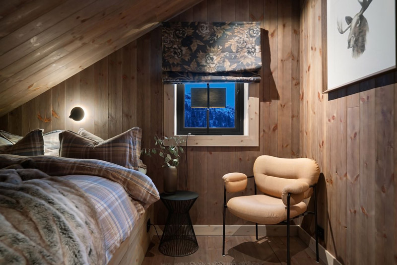 Wsp&oacute;łczesny azyl w tradycyjnym norweskim g&oacute;rskim krajobrazie