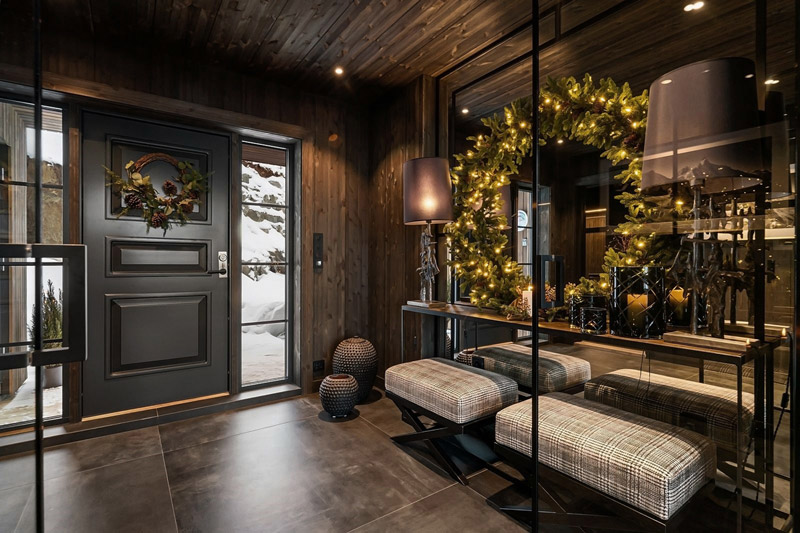 Wsp&oacute;łczesny azyl w tradycyjnym norweskim g&oacute;rskim krajobrazie