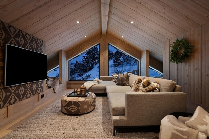 Wsp&oacute;łczesny azyl w tradycyjnym norweskim g&oacute;rskim krajobrazie