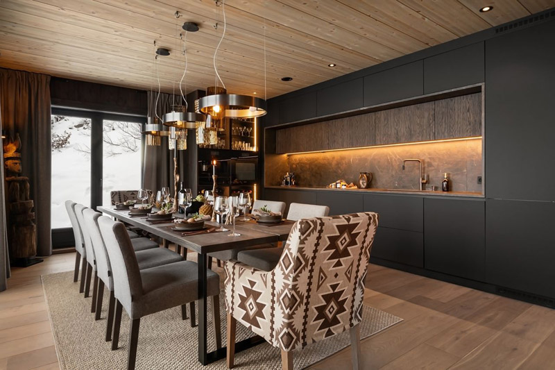 Wsp&oacute;łczesny azyl w tradycyjnym norweskim g&oacute;rskim krajobrazie