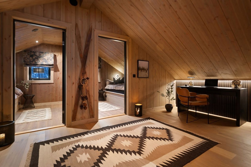 Wsp&oacute;łczesny azyl w tradycyjnym norweskim g&oacute;rskim krajobrazie