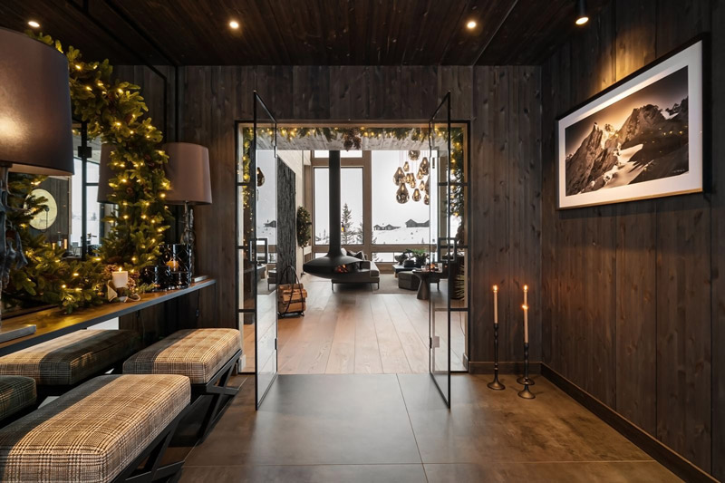 Wsp&oacute;łczesny azyl w tradycyjnym norweskim g&oacute;rskim krajobrazie