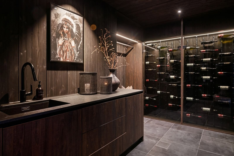 Wsp&oacute;łczesny azyl w tradycyjnym norweskim g&oacute;rskim krajobrazie