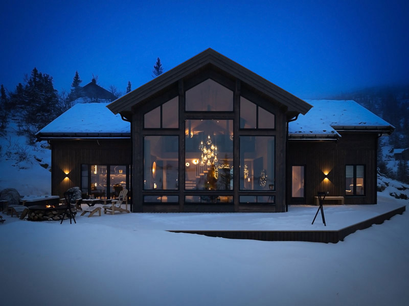 Wsp&oacute;łczesny azyl w tradycyjnym norweskim g&oacute;rskim krajobrazie