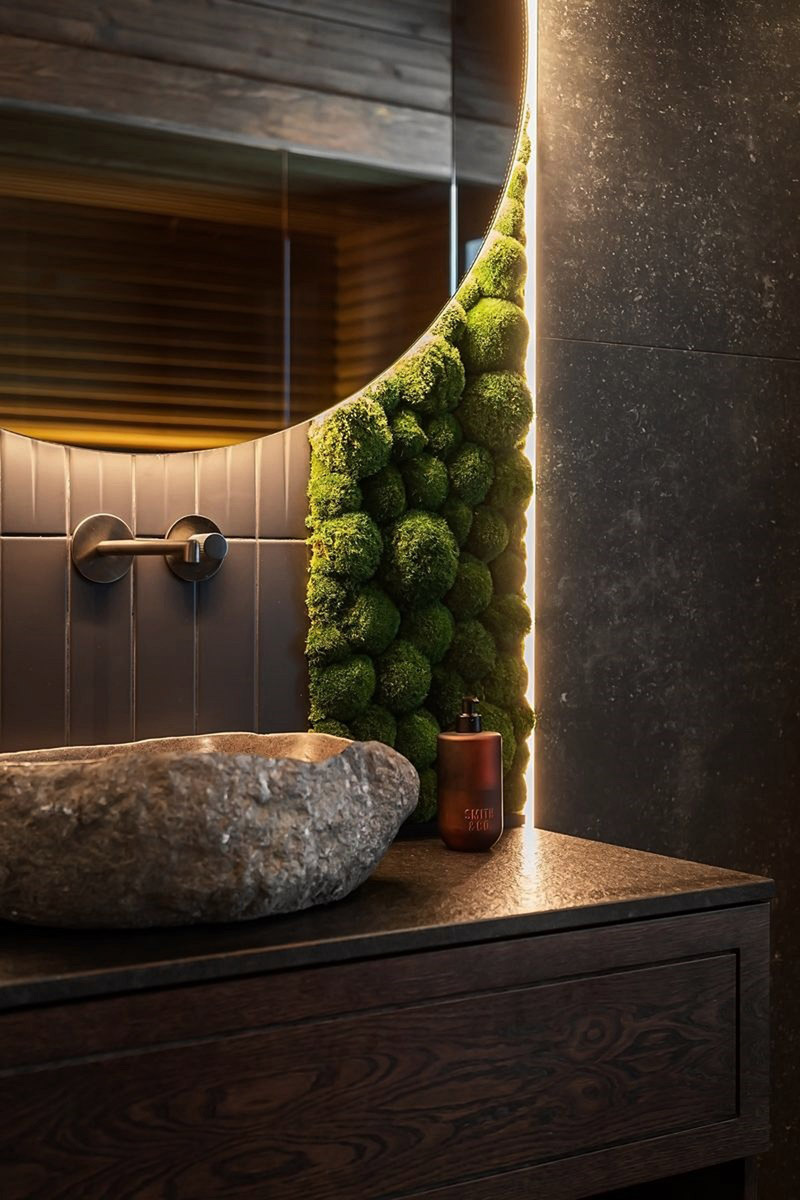 Wsp&oacute;łczesny azyl w tradycyjnym norweskim g&oacute;rskim krajobrazie