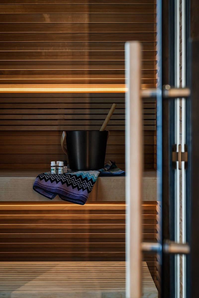 Wsp&oacute;łczesny azyl w tradycyjnym norweskim g&oacute;rskim krajobrazie