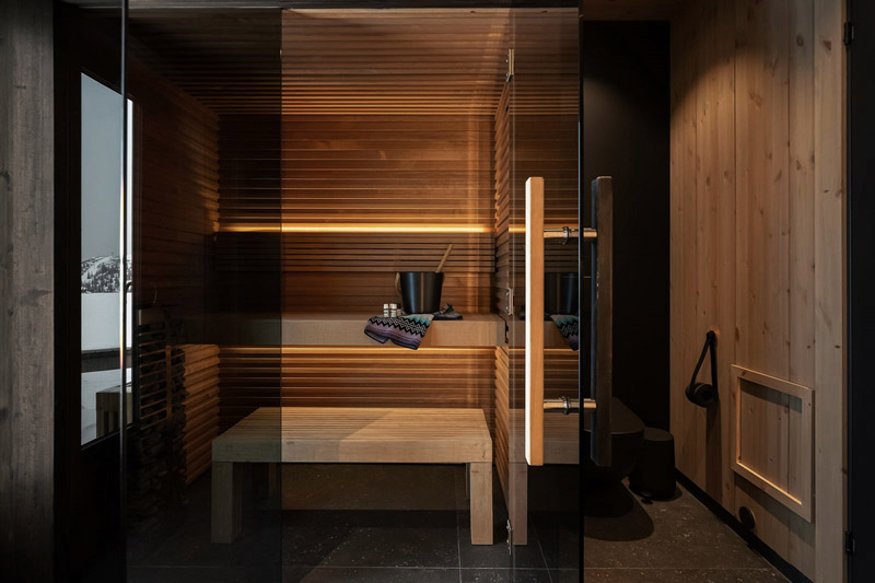 Wsp&oacute;łczesny azyl w tradycyjnym norweskim g&oacute;rskim krajobrazie