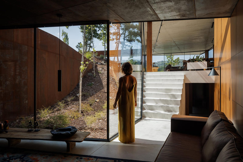 Casa Corten: Oryginalny dom wtopiony w naturalny krajobraz