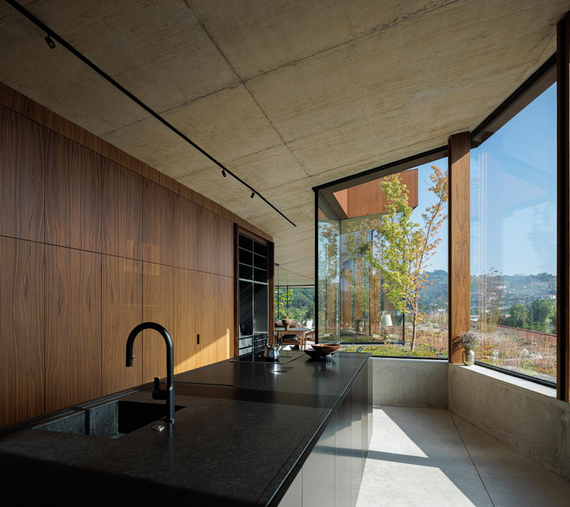 Casa Corten: Oryginalny dom wtopiony w naturalny krajobraz