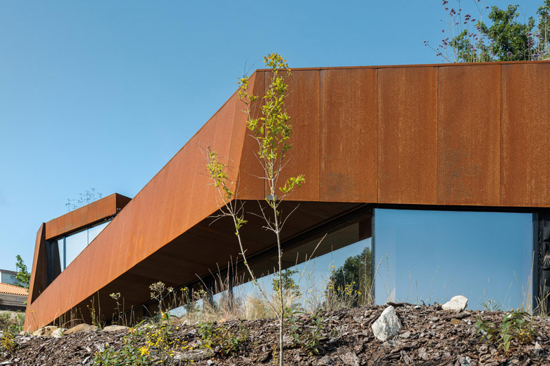 Casa Corten: Oryginalny dom wtopiony w naturalny krajobraz