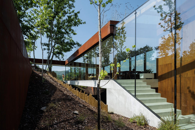 Casa Corten: Oryginalny dom wtopiony w naturalny krajobraz