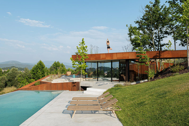 Casa Corten: Oryginalny dom wtopiony w naturalny krajobraz