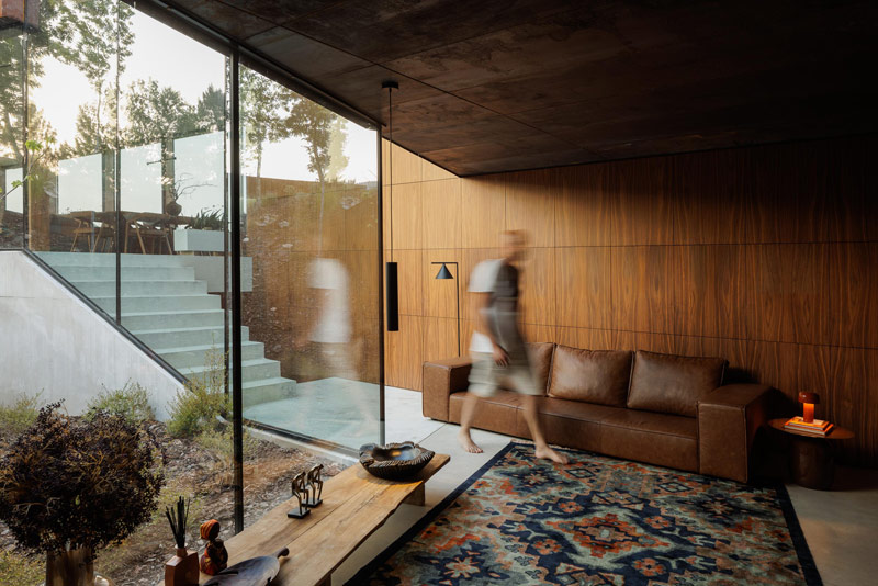 Casa Corten: Oryginalny dom wtopiony w naturalny krajobraz