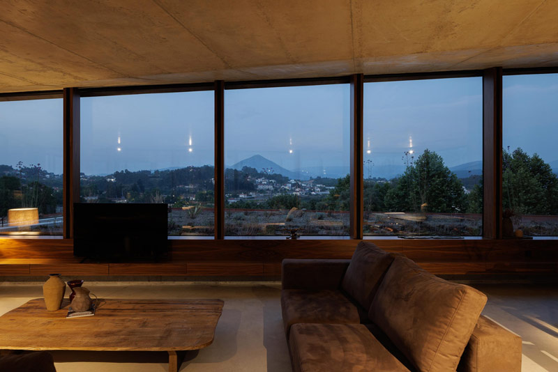 Casa Corten: Oryginalny dom wtopiony w naturalny krajobraz