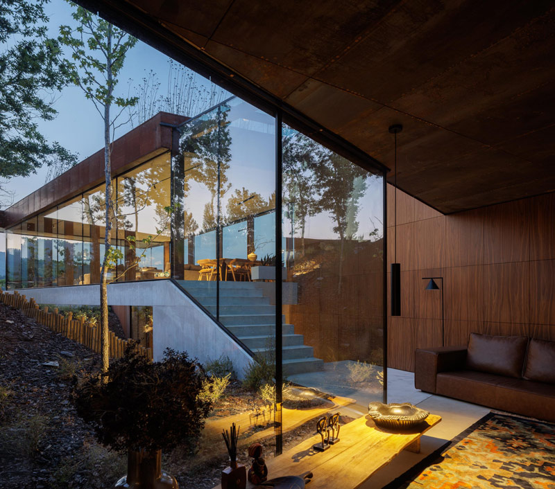 Casa Corten: Oryginalny dom wtopiony w naturalny krajobraz