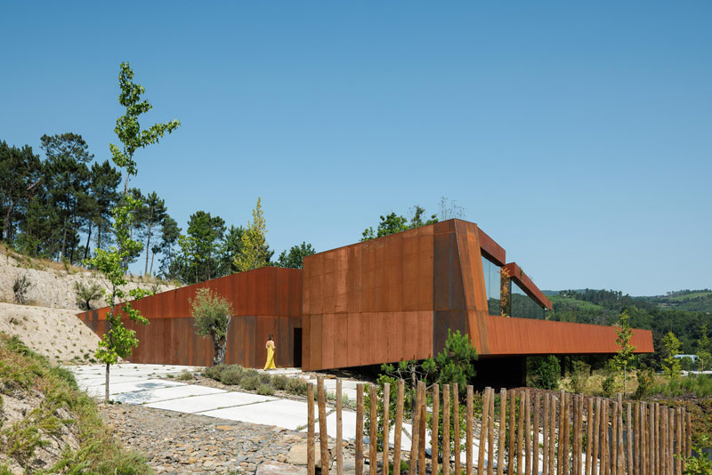 Casa Corten: Oryginalny dom wtopiony w naturalny krajobraz