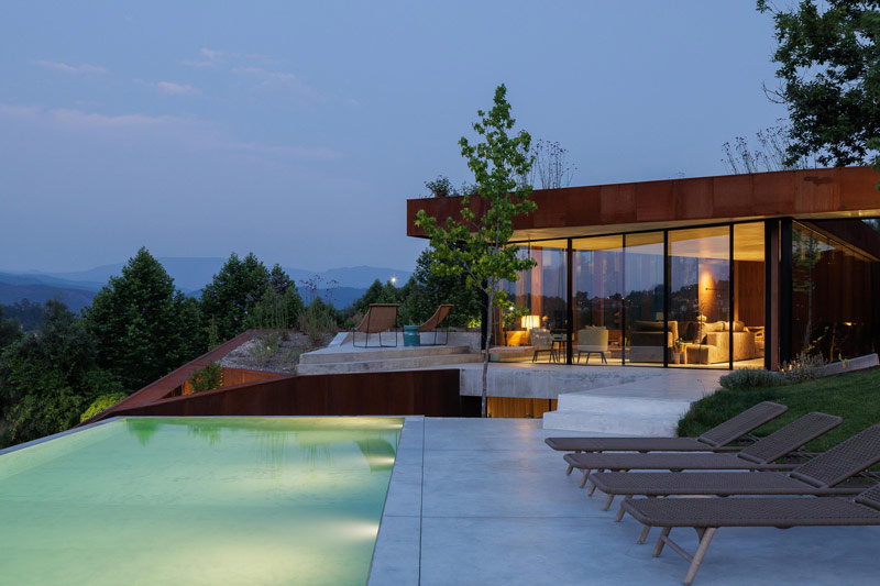 Casa Corten: Oryginalny dom wtopiony w naturalny krajobraz