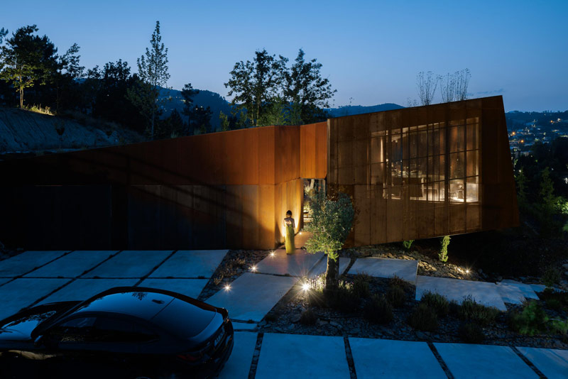 Casa Corten: Oryginalny dom wtopiony w naturalny krajobraz