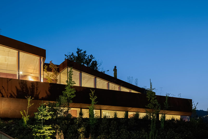 Casa Corten: Oryginalny dom wtopiony w naturalny krajobraz