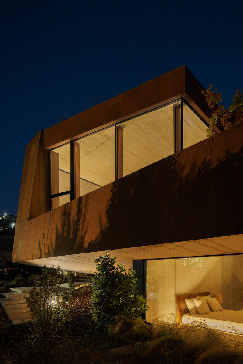 Casa Corten: Oryginalny dom wtopiony w naturalny krajobraz