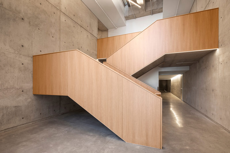 Świetlisty Pawilon Powitalny przy zabytkowym kościele w Montrealu