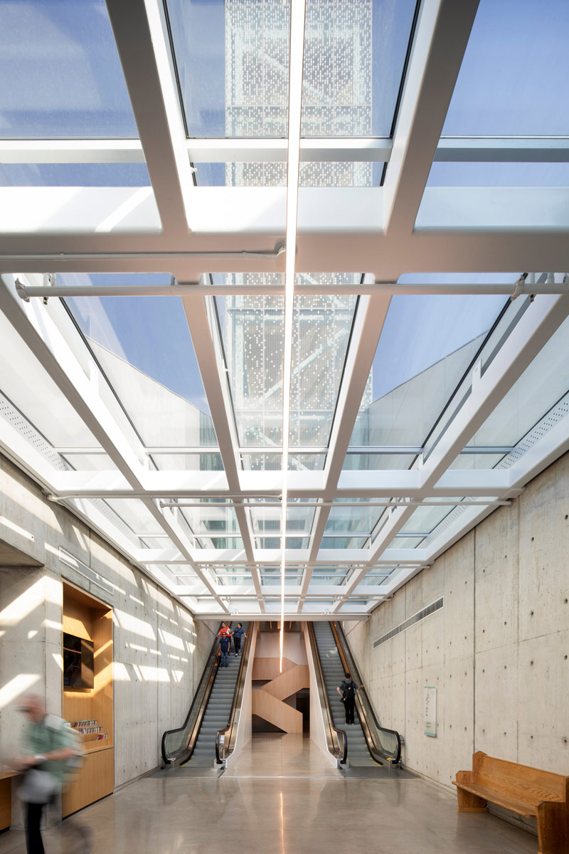 Świetlisty Pawilon Powitalny przy zabytkowym kościele w Montrealu