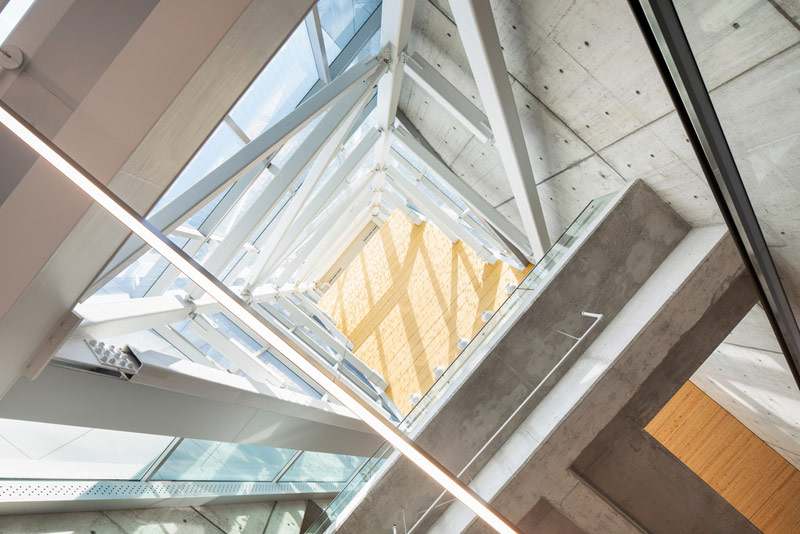 Świetlisty Pawilon Powitalny przy zabytkowym kościele w Montrealu