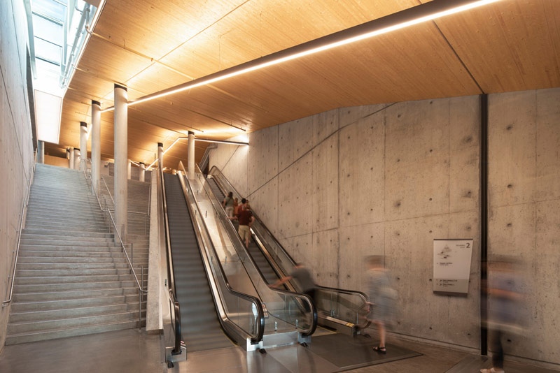 Świetlisty Pawilon Powitalny przy zabytkowym kościele w Montrealu