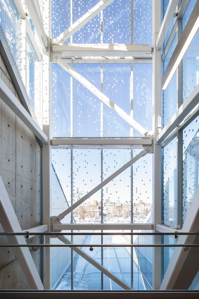 Świetlisty Pawilon Powitalny przy zabytkowym kościele w Montrealu