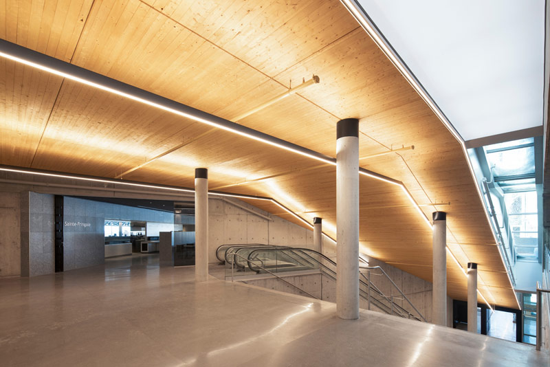 Świetlisty Pawilon Powitalny przy zabytkowym kościele w Montrealu