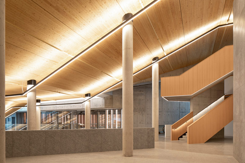 Świetlisty Pawilon Powitalny przy zabytkowym kościele w Montrealu