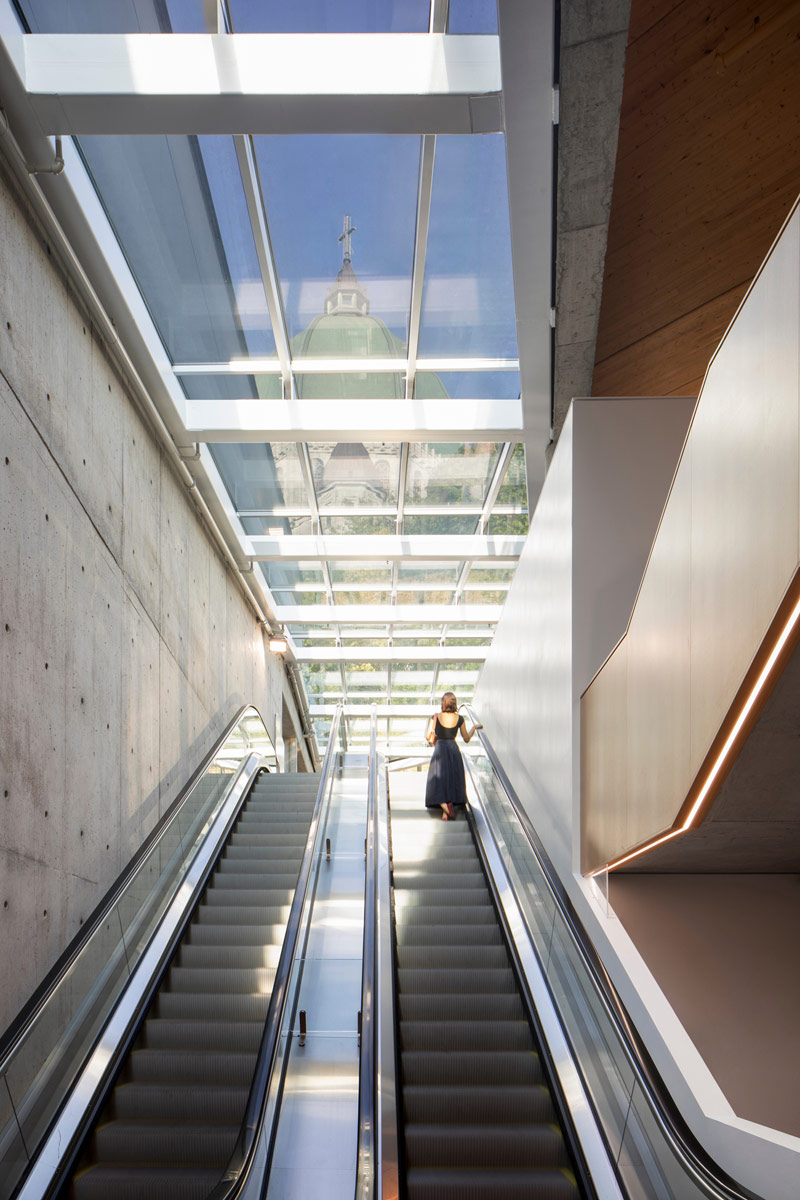 Świetlisty Pawilon Powitalny przy zabytkowym kościele w Montrealu