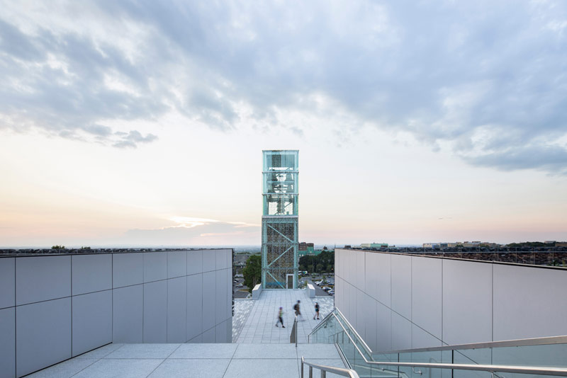 Świetlisty Pawilon Powitalny przy zabytkowym kościele w Montrealu