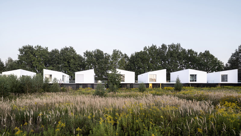 Natura Konstancin od Rohe &ndash; architektura w dialogu z zielenią