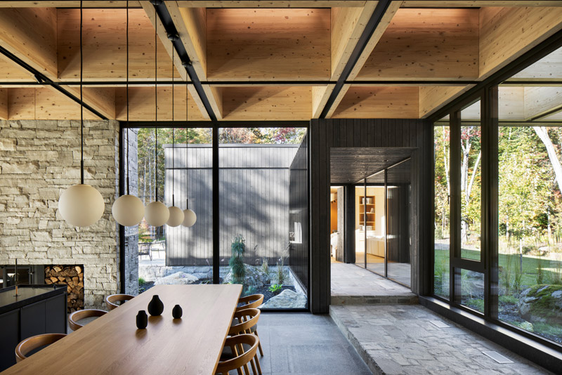 Dom, kt&oacute;ry czerpie z wyjątkowego położenia i malowniczego krajobrazu